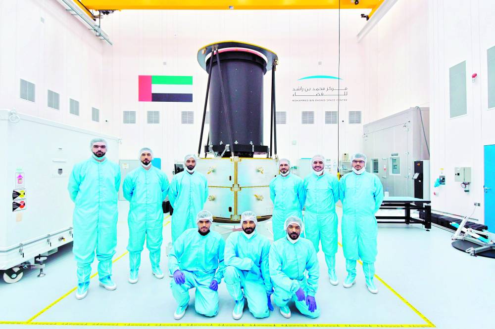 فريق المشروع أمام عدسة القمر