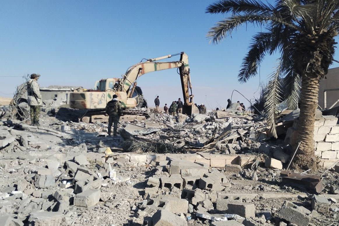 عناصر أمنية عراقية تزيل الانقاض من مواقع في مدينة القائم تعرضت لضربة أمريكية (أ ب)