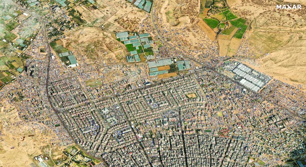  صورة فضائية تظهر خياماً وملاجئ مؤقتة للنازحين في رفح جنوبي غزة (رويترز) 