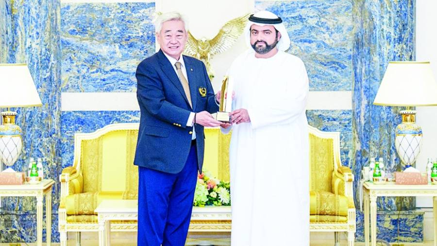 محمد بن حمد يتسلم الجائزة من شوي