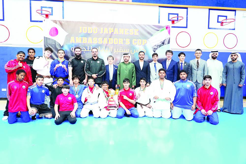  إيسومانا ومحمد جاسم مع الأبطال  