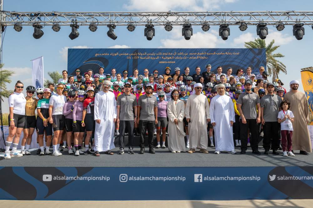 مدية بنت حشر آل مكتوم تتوسط المشاركات واللجنة المنظمة قبل انطلاقة السباق
