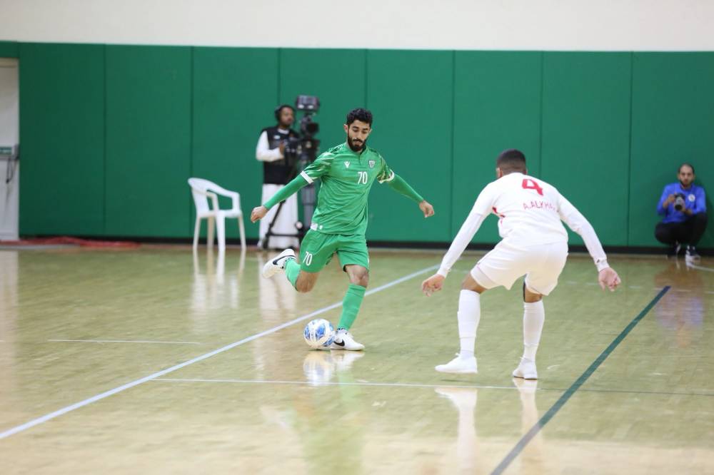 عبدالله الحوسني يحاول تخطي الخمري