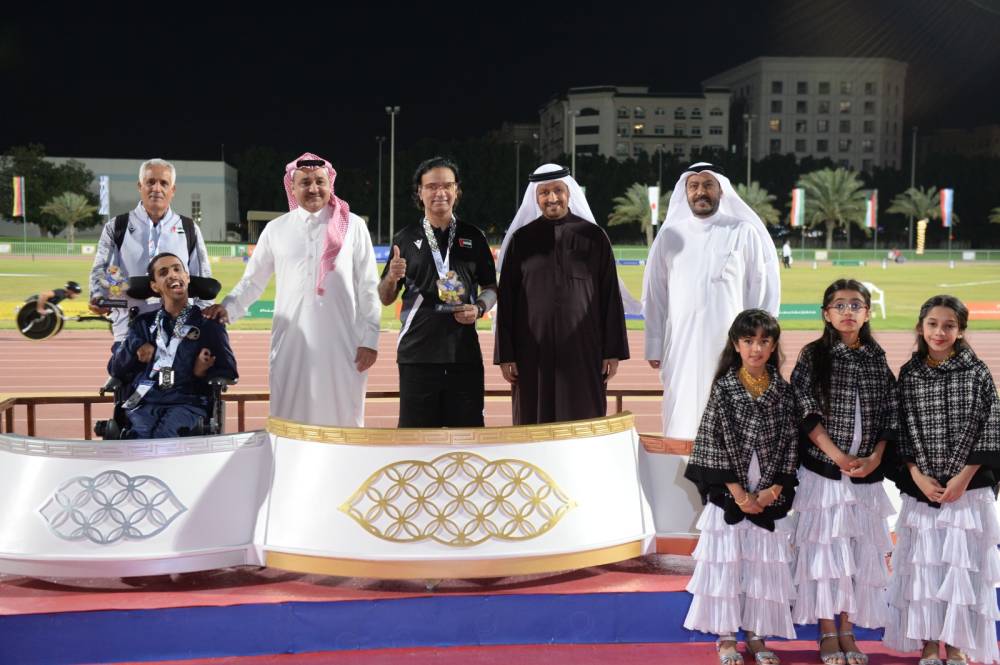 طارق بن خادم يتوج أبطال الإمارات بالذهب