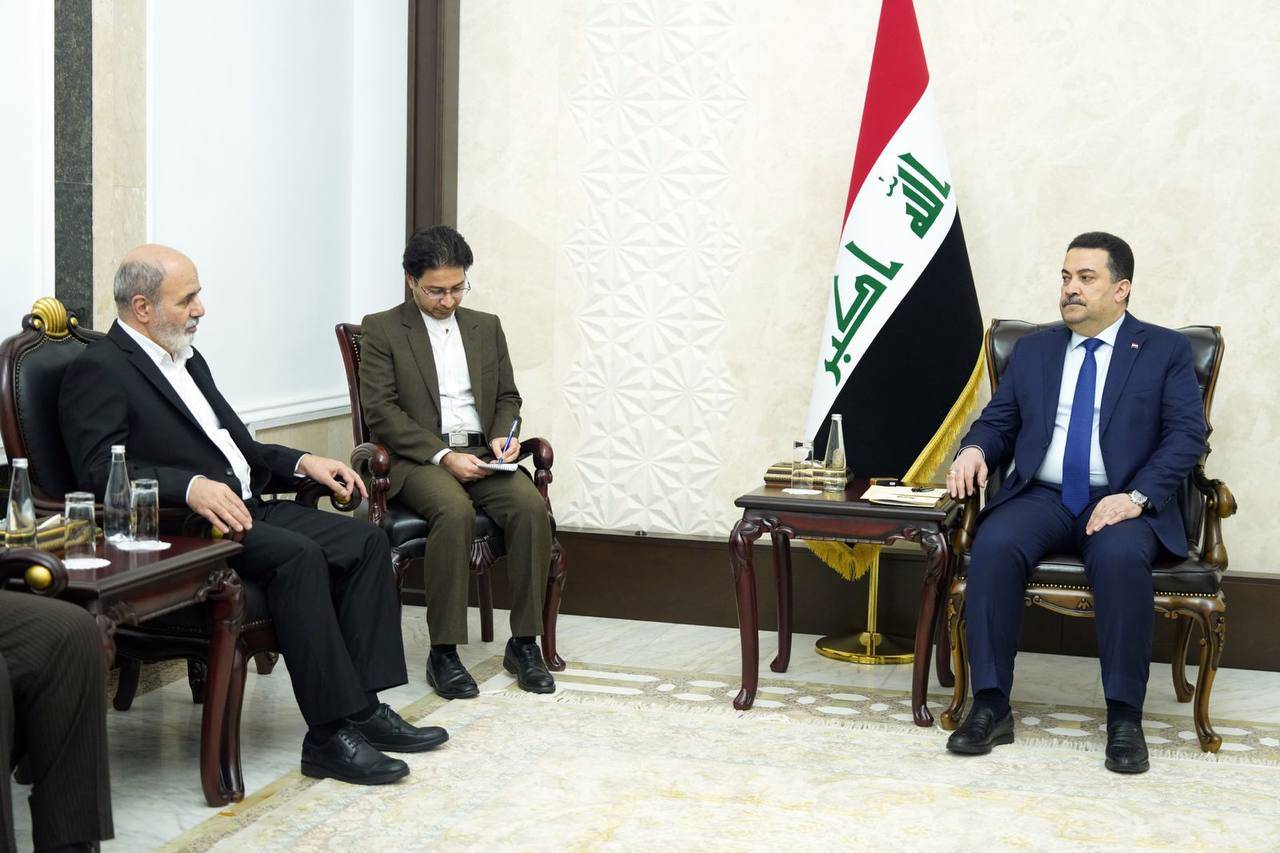 رئيس الوزراء العراقي خلال لقائه الأمين العام للمجلس الأعلى للأمن الإيراني (الخليج)