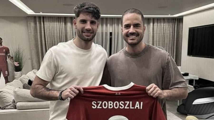 نجم ليفربول يثير الجدل بمجسم كبير له