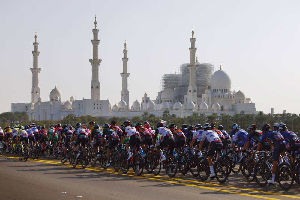 120 دراجاً من 16 فريقاً عالمياً في طواف الإمارات 2024