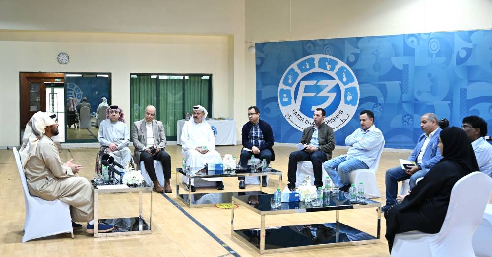 بالرقاد يتحدث خلال المؤتمر الصحفي بحضور العصيمي