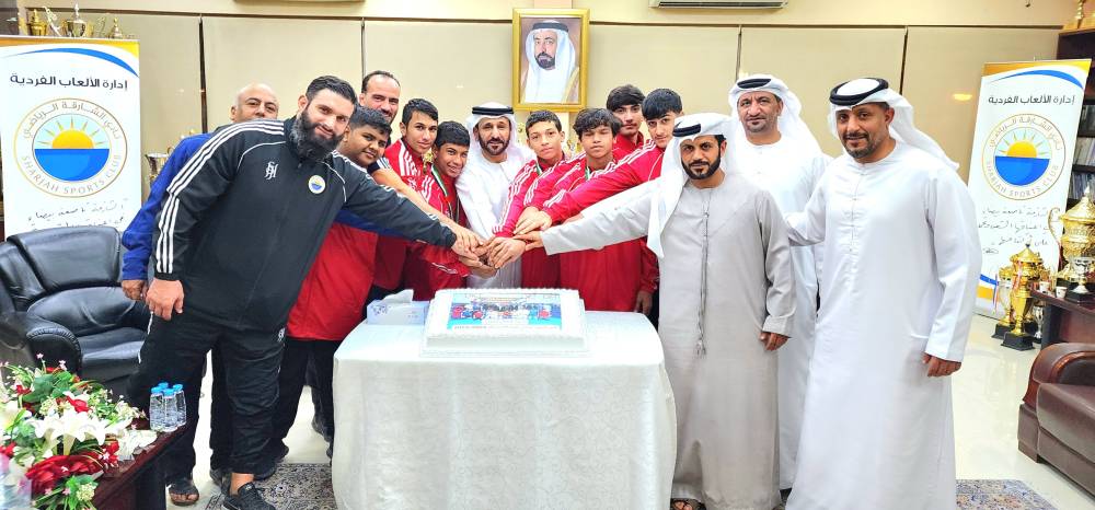 الهاجري والحضور يقطعون كعكة بالمناسبة