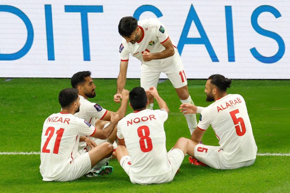 «أكلوا المنسف وشربوا القهوة».. تفاعل واسع مع احتفالات لاعبي الأردن