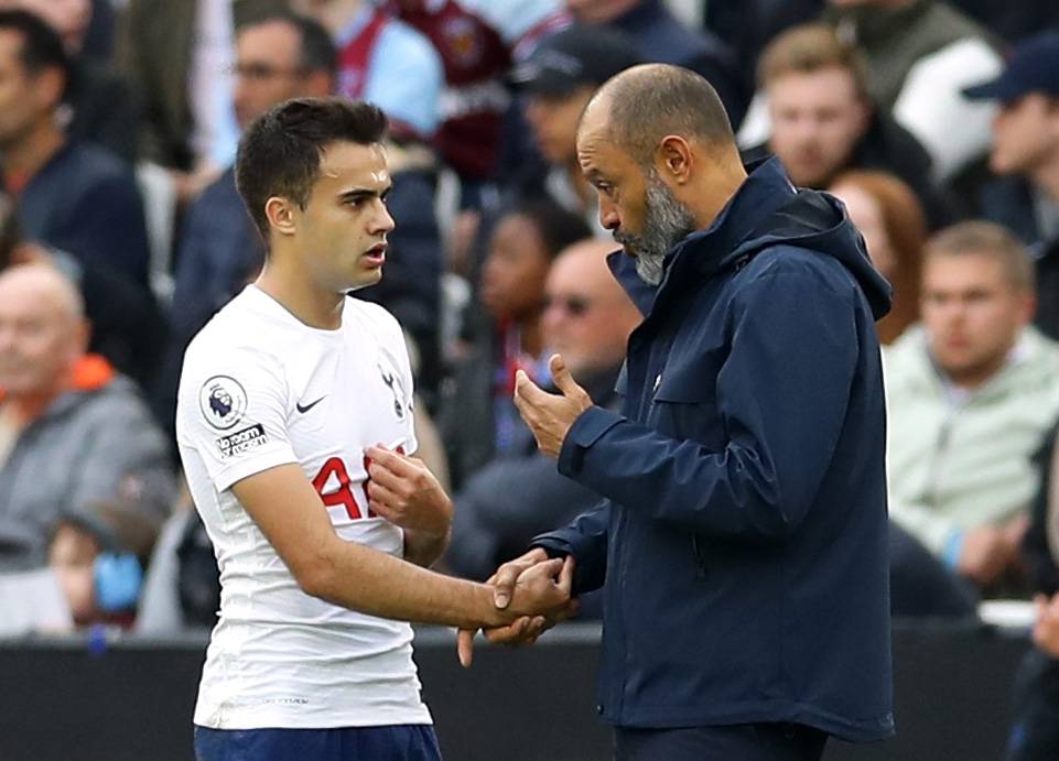 ريجيلون بقميص توتنهام