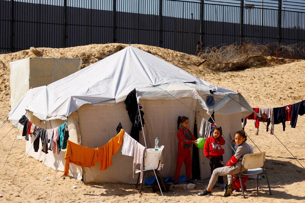 مليون فلسطيني يتكدسون في رفح تحت القصف ورعب الاجتياح