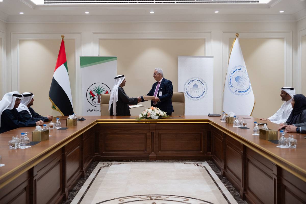 جانب من التوقيع