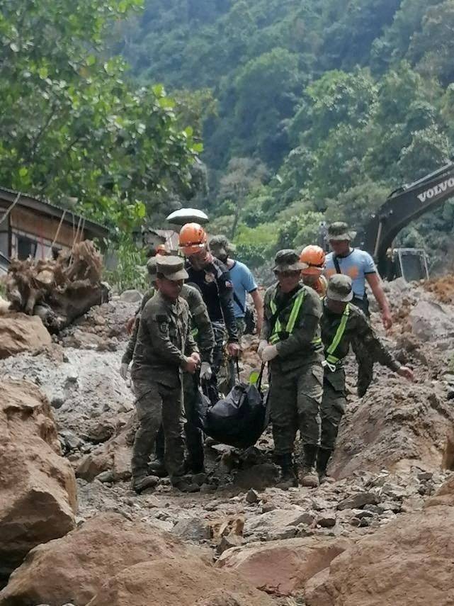«معجزة في الفلبين».. إنقاذ طفلة بعد نحو 60 ساعة من انهيار للتربة