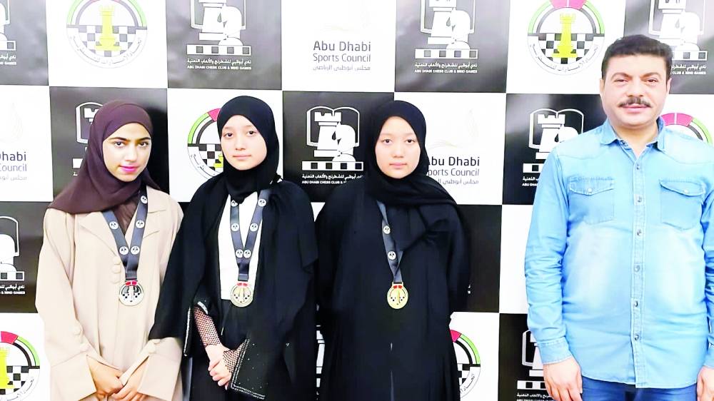 بطلات نادي الشطرنج والثقافة للفتيات بالشارقة بعد تتويجهن