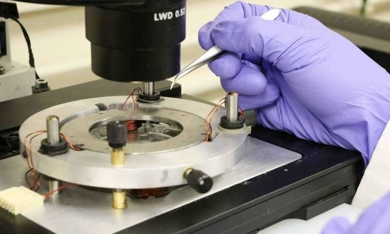 روبوت يسبح في الشرايين لعلاج الجلطات