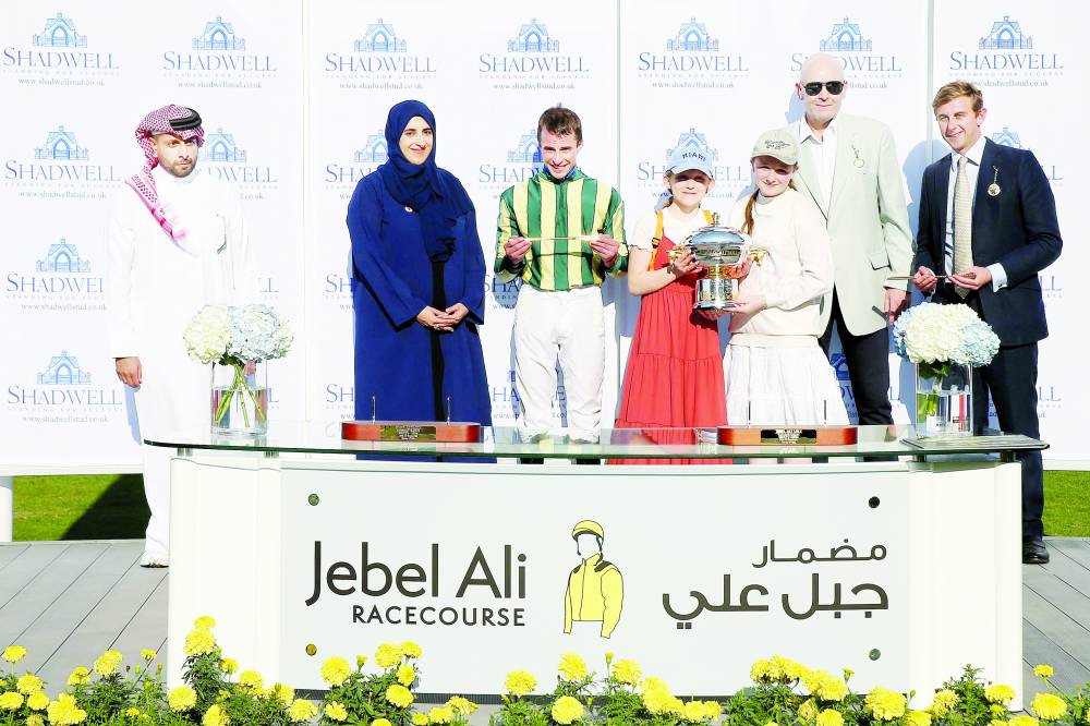حصة بنت حمدان بن راشد تتوج الفائزين في الشوط الرئيسي بحضور محمد الأحمد (تصوير:هيثم الخاتم)