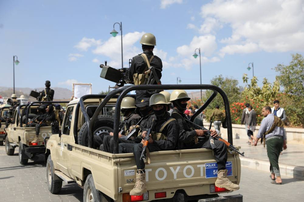 عناصر للحوثيين خلال تشييع ضباط ومسلحين قتلوا في الضربات الأمريكية البريطانية (رويترز)