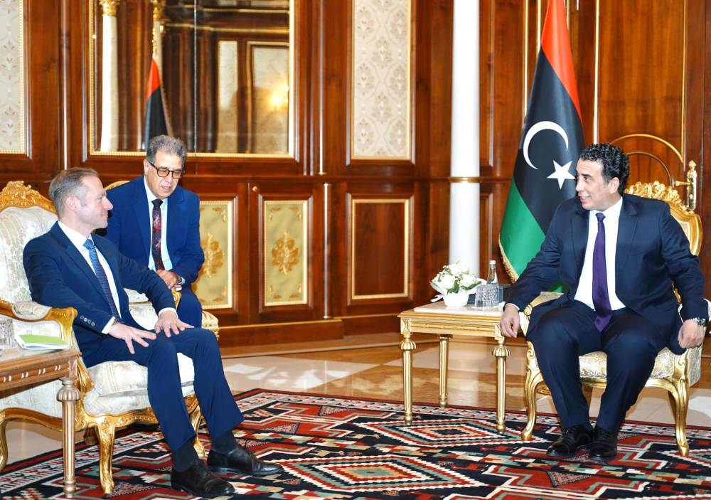 المنفي خلال استقباله مبعوث الرئيس الفرنسي (وال)