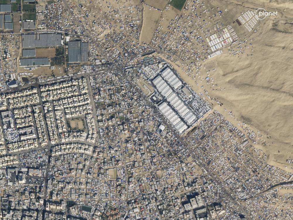 صور أقمار صناعية تظهر تكدساً سكانياً هائلاً في رفح جنوبي غزة