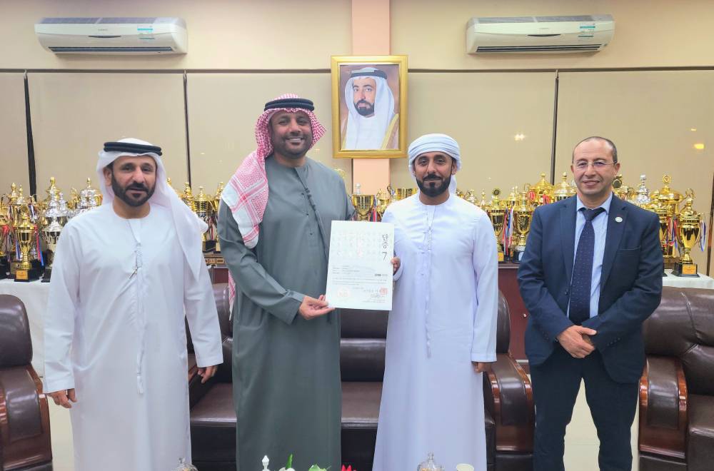 عيسى هلال يسلم المازمي الشهادة بحضور الهلالي والهاجري