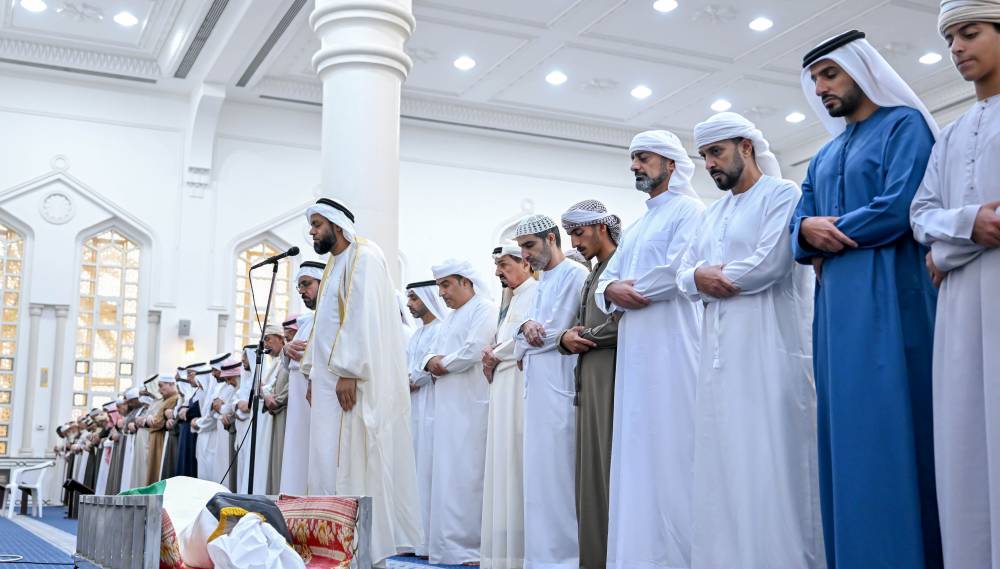 النعيمي وعمار بن حميد وأحمد بن حميد وعبدالعزيز بن حميد وراشد بن حميد والمواطنون يؤدون الصلاة على الشهيد خليفة البلوشي
