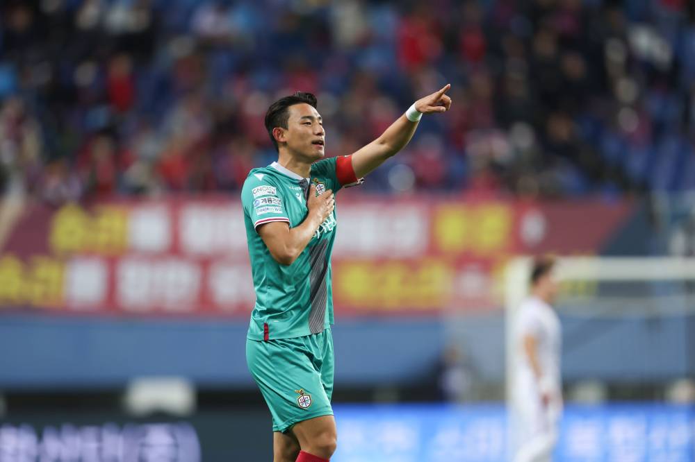 الكوري شو يو مين يقترب من الشارقة