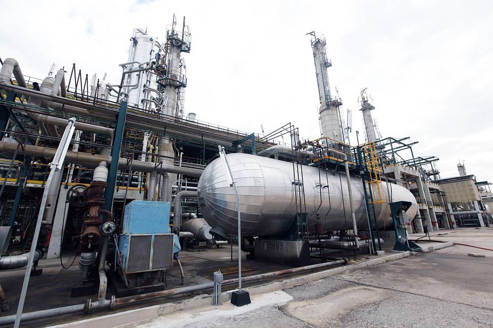 مصفاة نفط في مدينة الزاوية الليبية