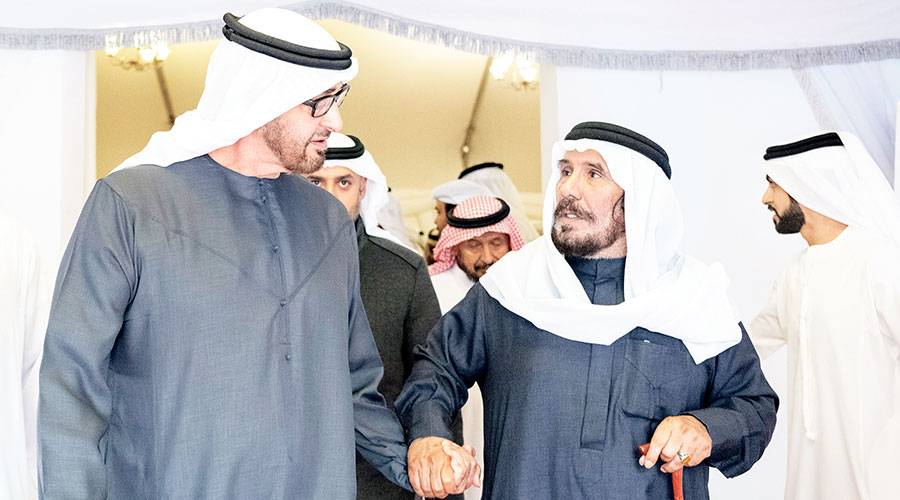  محمد بن زايد خلال تقديمه واجب العزاء لأسرة الشهيد محمد المنصوري
