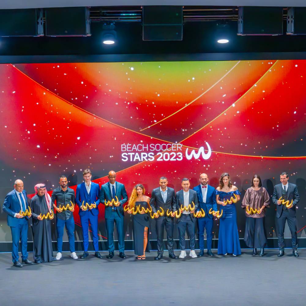 سعيد حارب مع المكرمين في حفل توزيع جوائز الأفضل