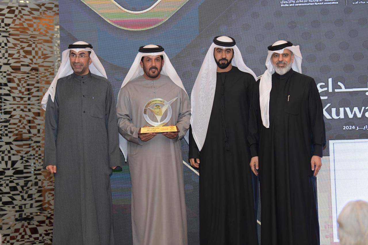 الكتبي يتسلم الجائزة