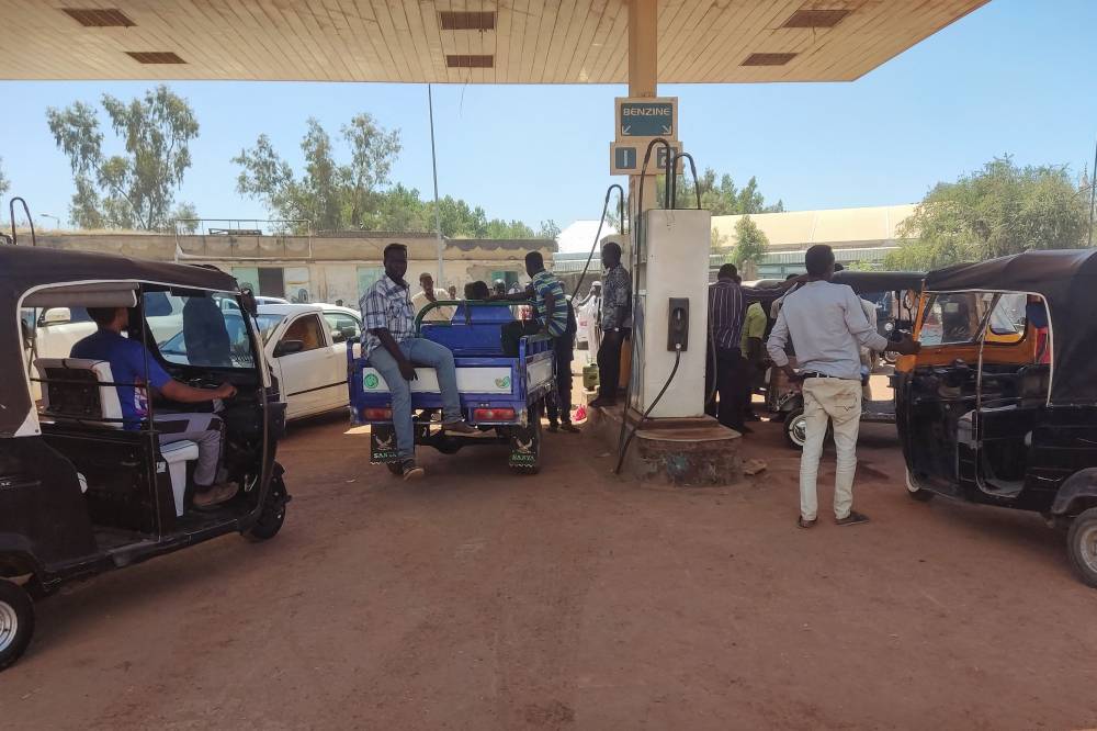 سودانيون يصطفون أمام محطة بترول في القضارف «شرق»للحصول على الوقود (أ ف ب)