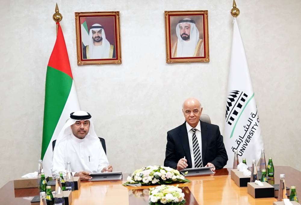محمد المعلا ود. حميد مجول خلال توقيع المذكرة