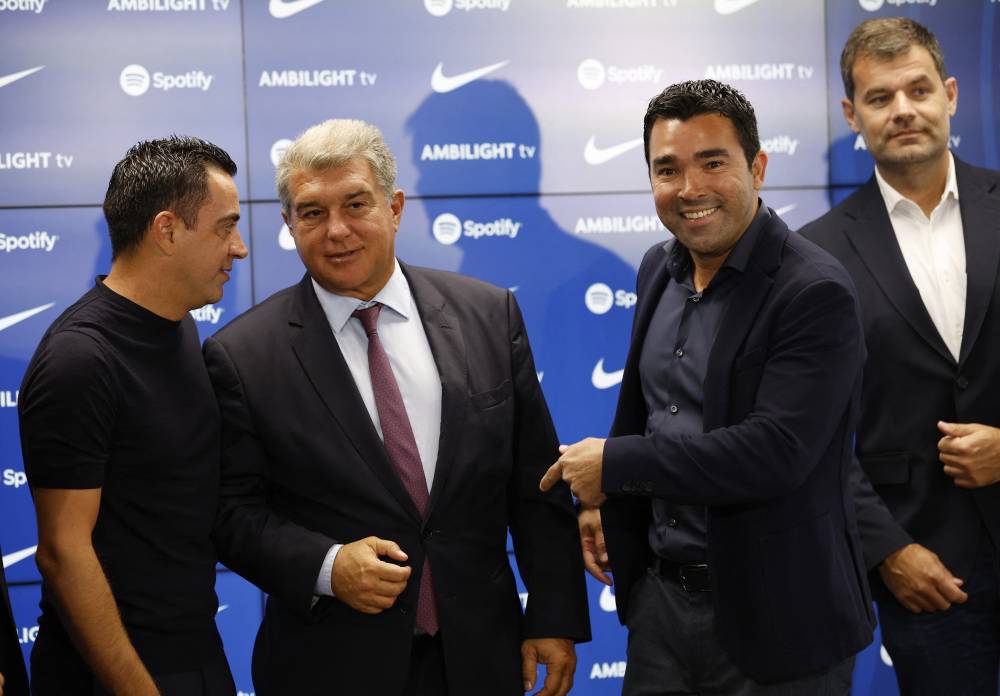 رئيس برشلونة فجر غضبه برمي صحون المقبلات