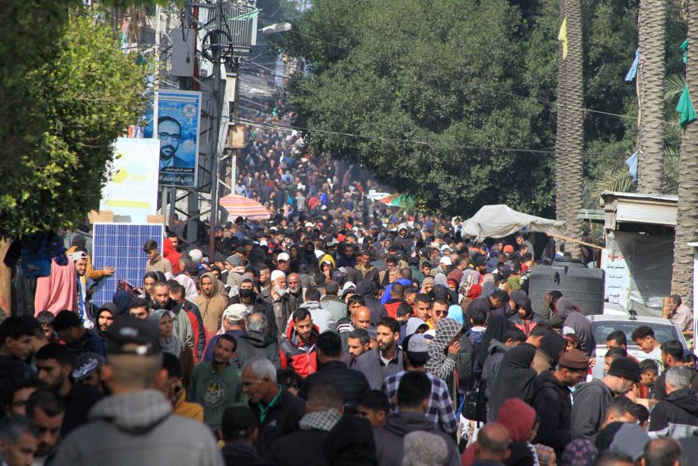 فلسطينيون نازحون في منطقة دير البلح (بلومبرج) 