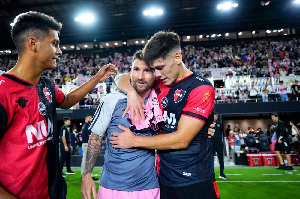 ميسي يعود إلى نيولز أولد بويز في مباراة عاطفية