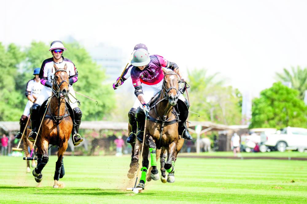 من مباراة الإمارات والذئاب