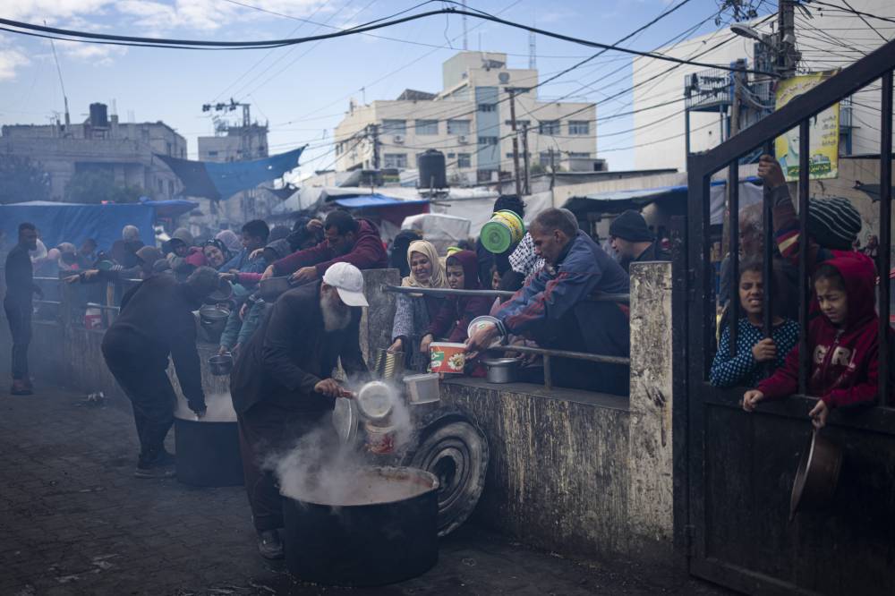 إسرائيل تواصل قصف غزة.. وجيشها يستبيح مستشفى ناصر