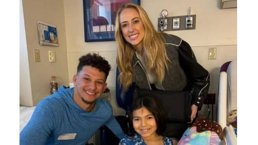 بطل السوبر بول يواسي جرحى إطلاق النار في كنساس