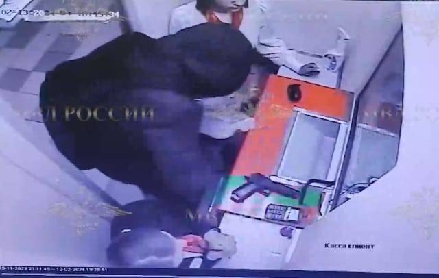 بـ «مسدس لعبة».. رجل أعمال يسرق بنكاً لسداد ديونه