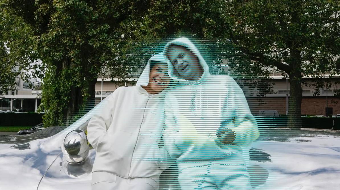 أليسيا وآيليكس الهولغرامي 