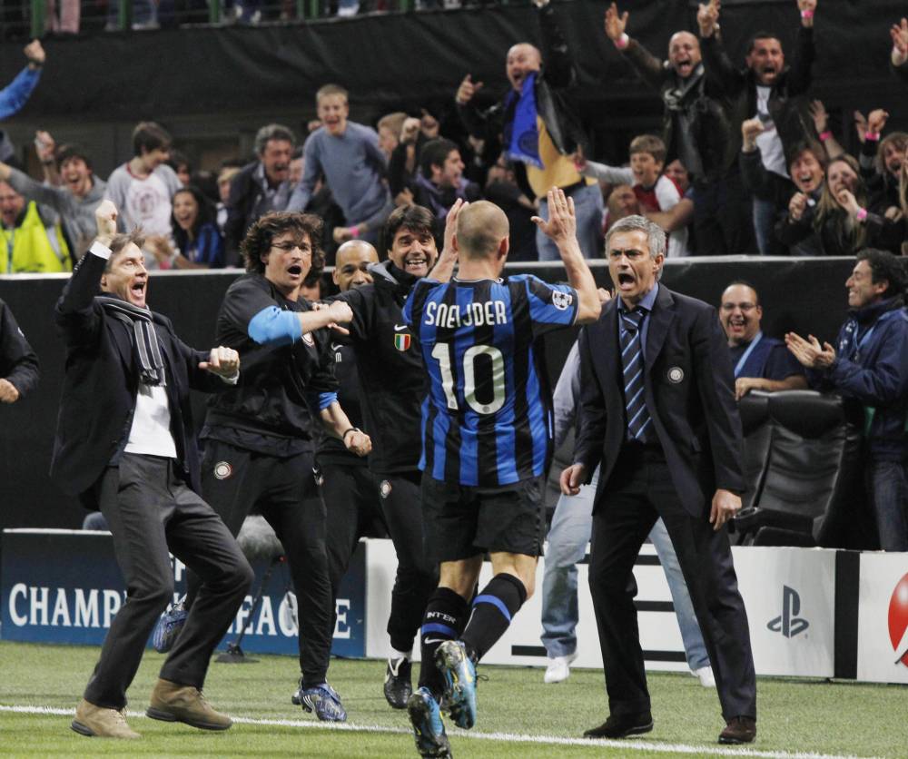 مورينيو يحتفل مع نجمه شنايدر 