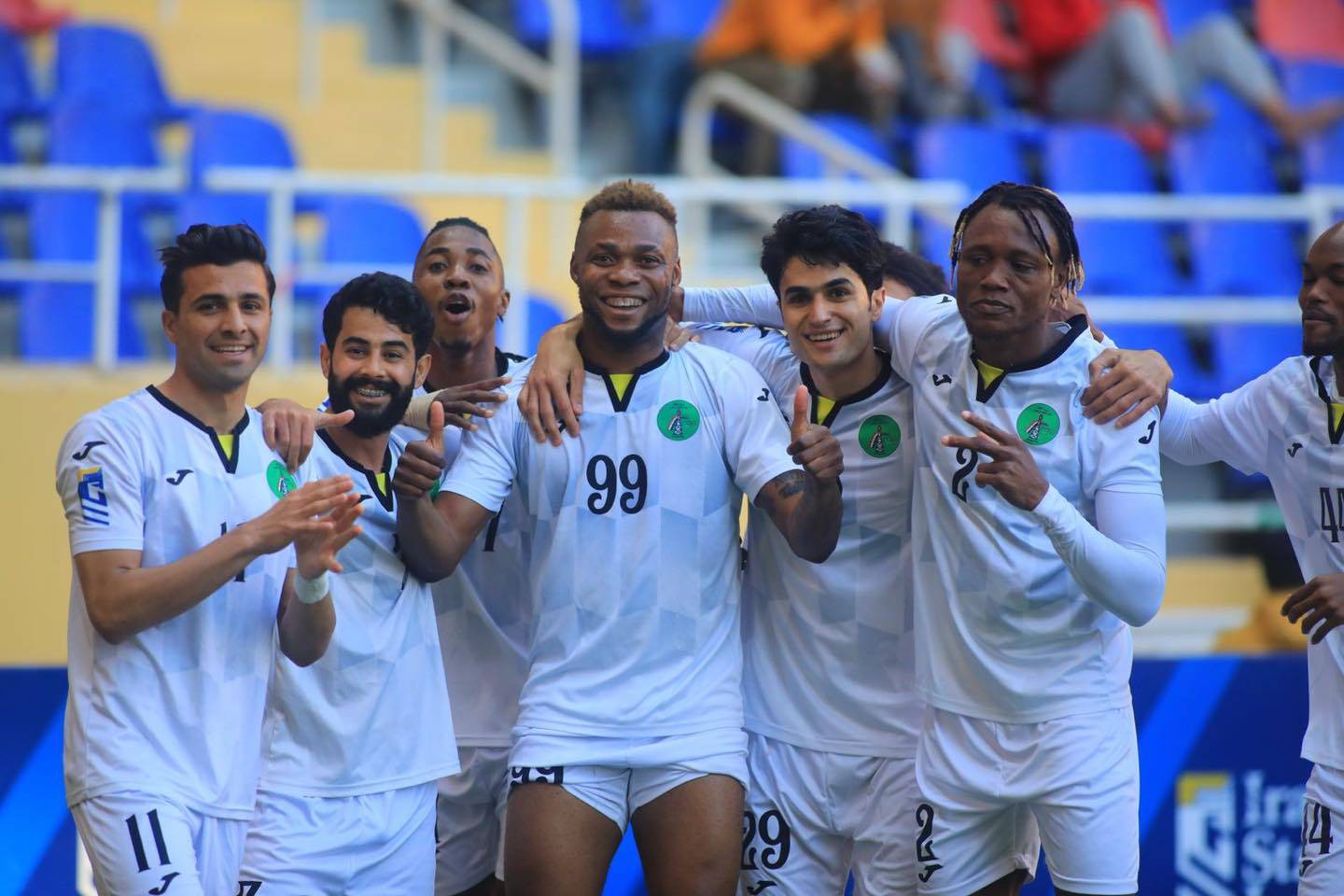  فرحة لاعبي النفط بالفوز على نفط الوسط