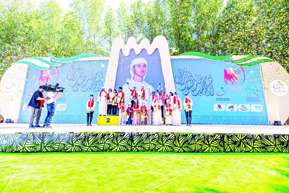 لطيفة بنت منصور وراشد بن منصور وكبار الحضور يتوجون الفائزين