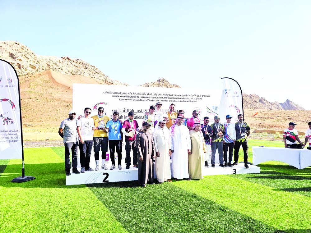 عيسى هلال والحمادي والمازمي مع أبطال بلغاريا