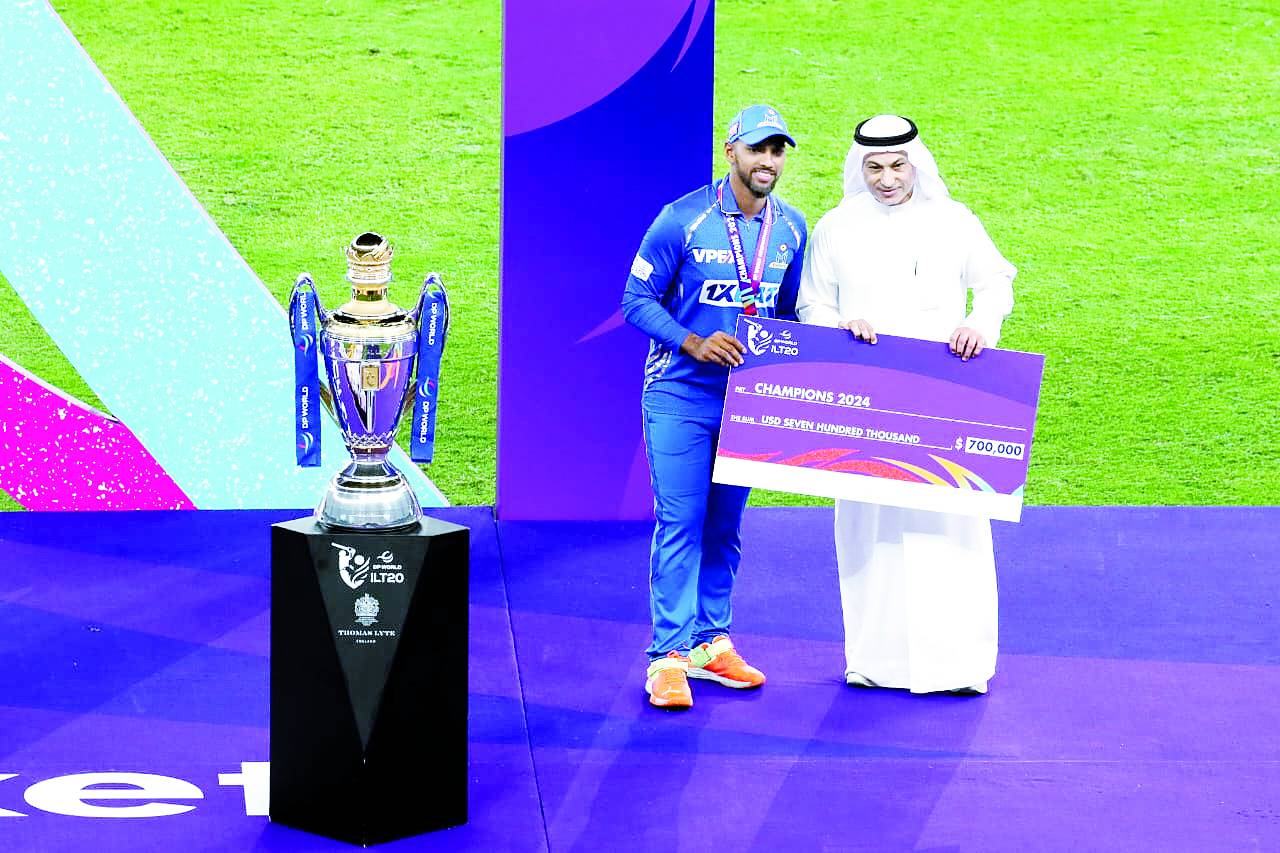  الزرعوني يسلم جائزة المركز الأول لكابتن الفريق البطل 