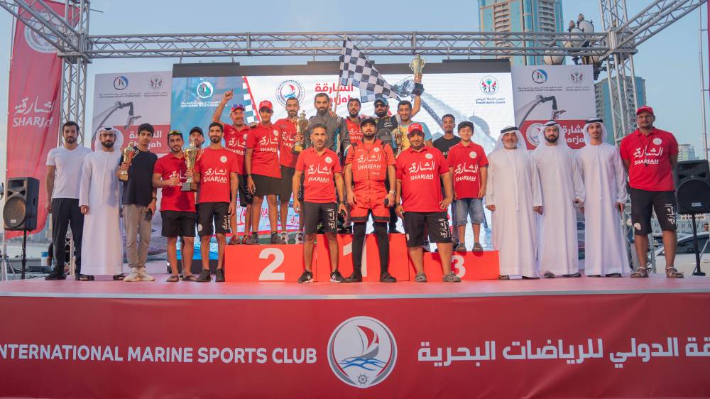 الأبطال على منصة التتويج