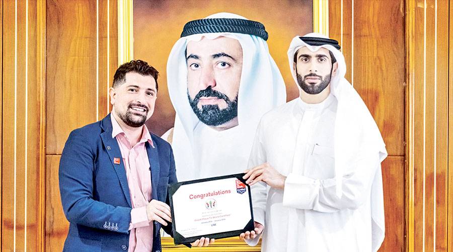 عبدالله الشامسي يتسلم الشهادة
