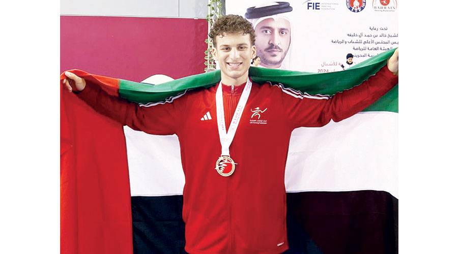 فارس البلوشي يحمل علم الإمارات بعد تتويجه