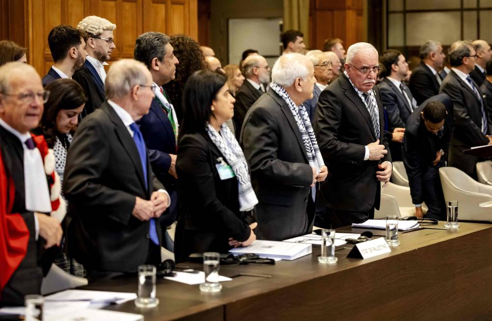  (الوفد الفلسطيني يقف في بداية جلسة المحكمة حول التبعات القانونية للاحتلال (ا ف ب 